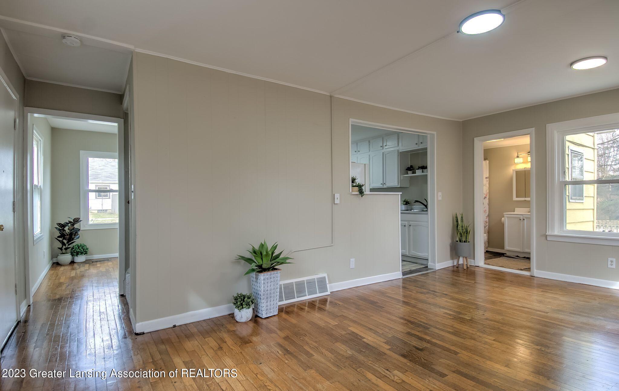 3001 Ingham Street Lansing, MI 48911 - Photo 12 of 27 Living Room