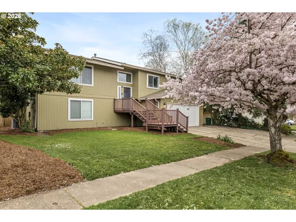 a view of a house with a yard