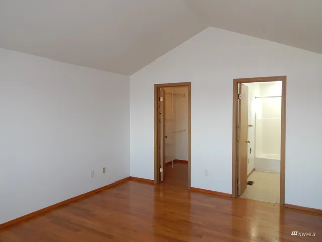 $2,850 | 572 Monroe Avenue Northeast, Renton, WA 98056