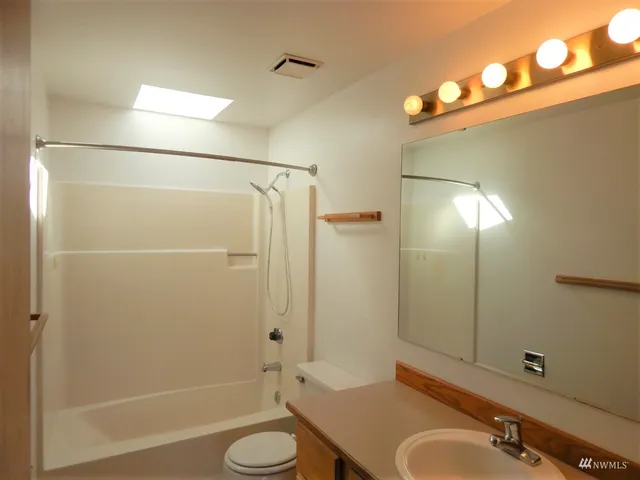 $2,850 | 572 Monroe Avenue Northeast, Renton, WA 98056