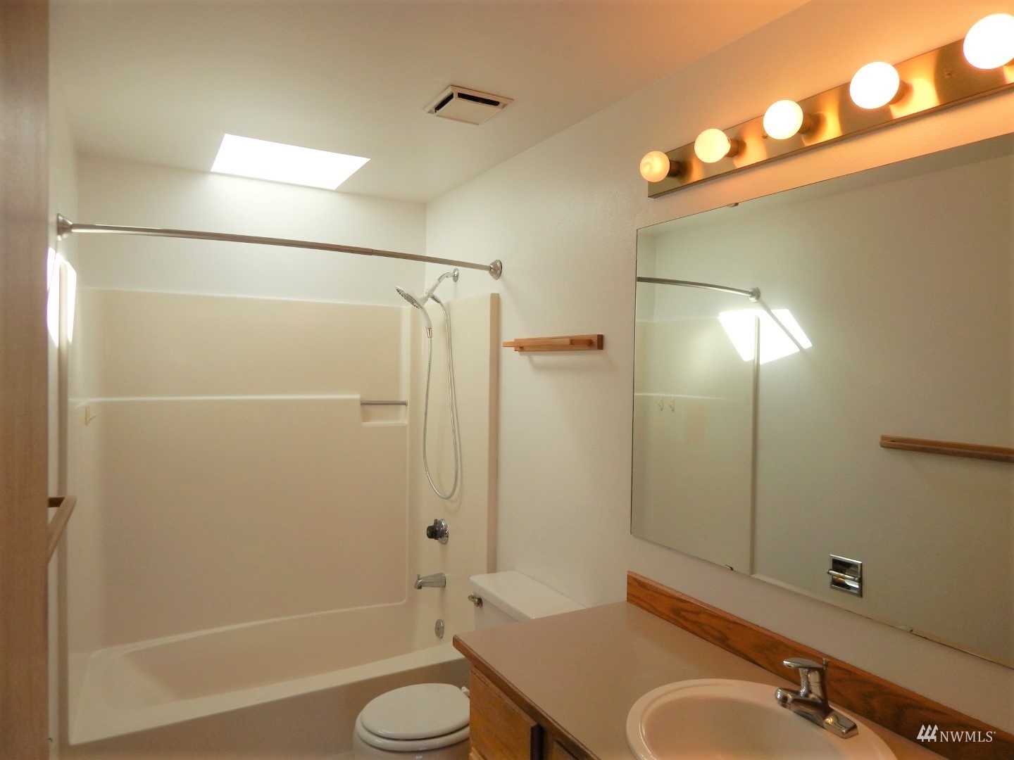 572 Monroe Avenue Northeast Renton, WA 98056 - Photo 15 of 25