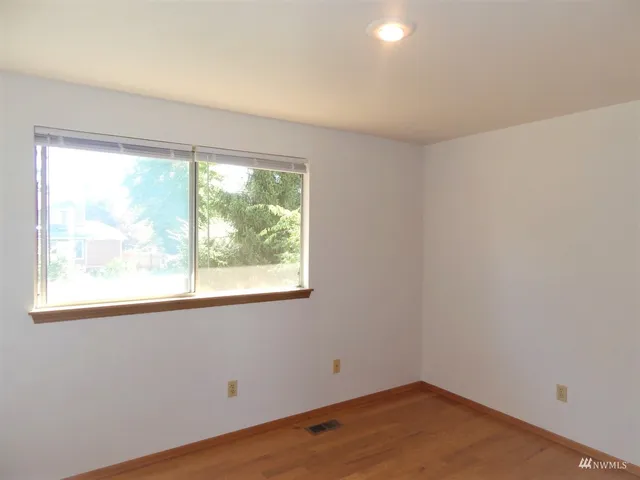 $2,850 | 572 Monroe Avenue Northeast, Renton, WA 98056