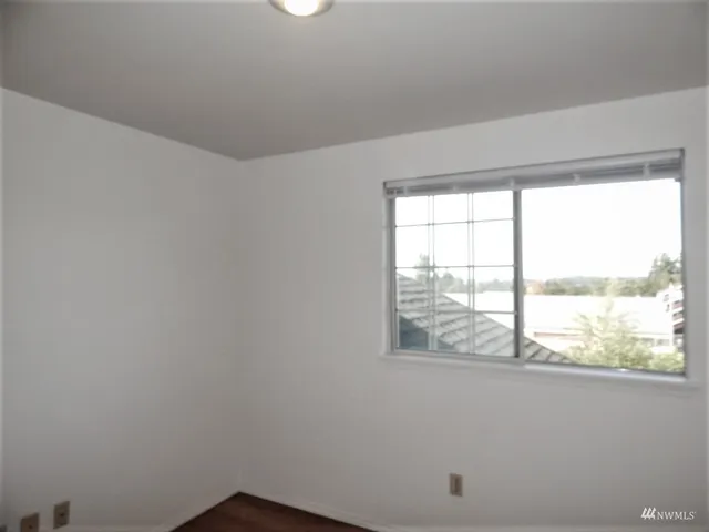 $2,850 | 572 Monroe Avenue Northeast, Renton, WA 98056