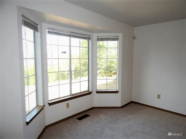 $2,850 | 572 Monroe Avenue Northeast, Renton, WA 98056