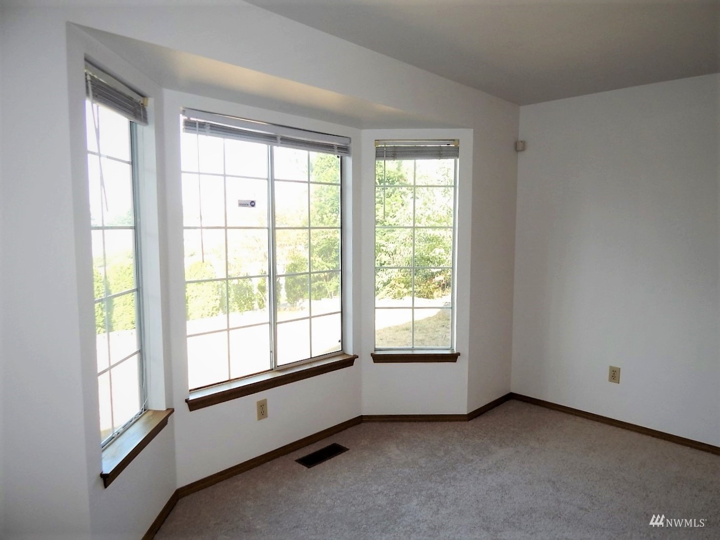 572 Monroe Avenue Northeast Renton, WA 98056 - Photo 2 of 25