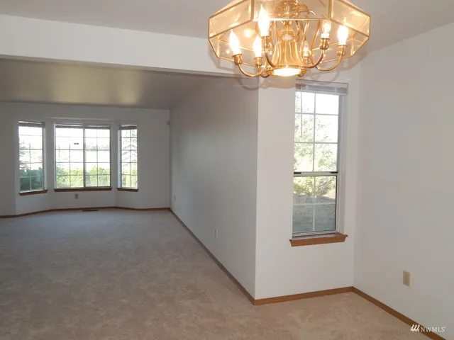 $2,850 | 572 Monroe Avenue Northeast, Renton, WA 98056