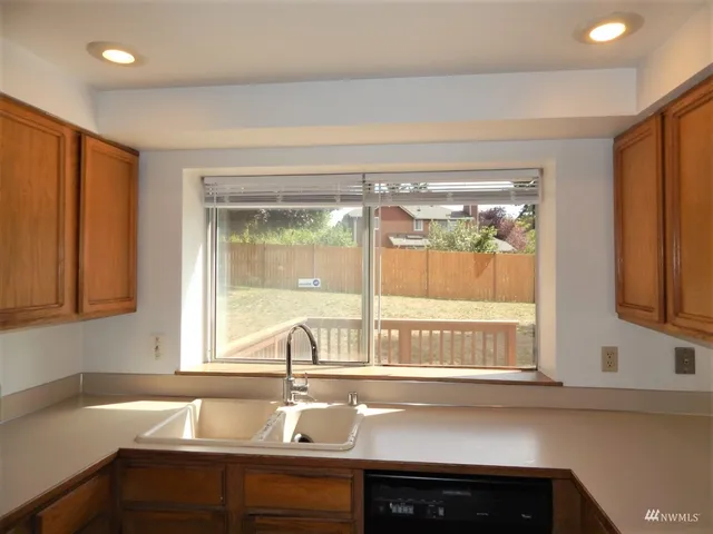 $2,850 | 572 Monroe Avenue Northeast, Renton, WA 98056