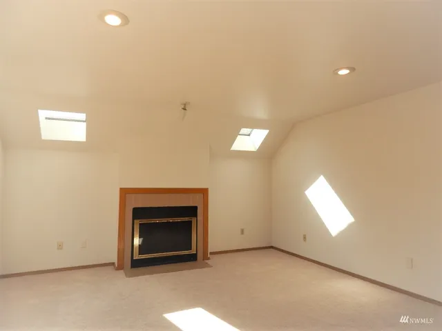 $2,850 | 572 Monroe Avenue Northeast, Renton, WA 98056