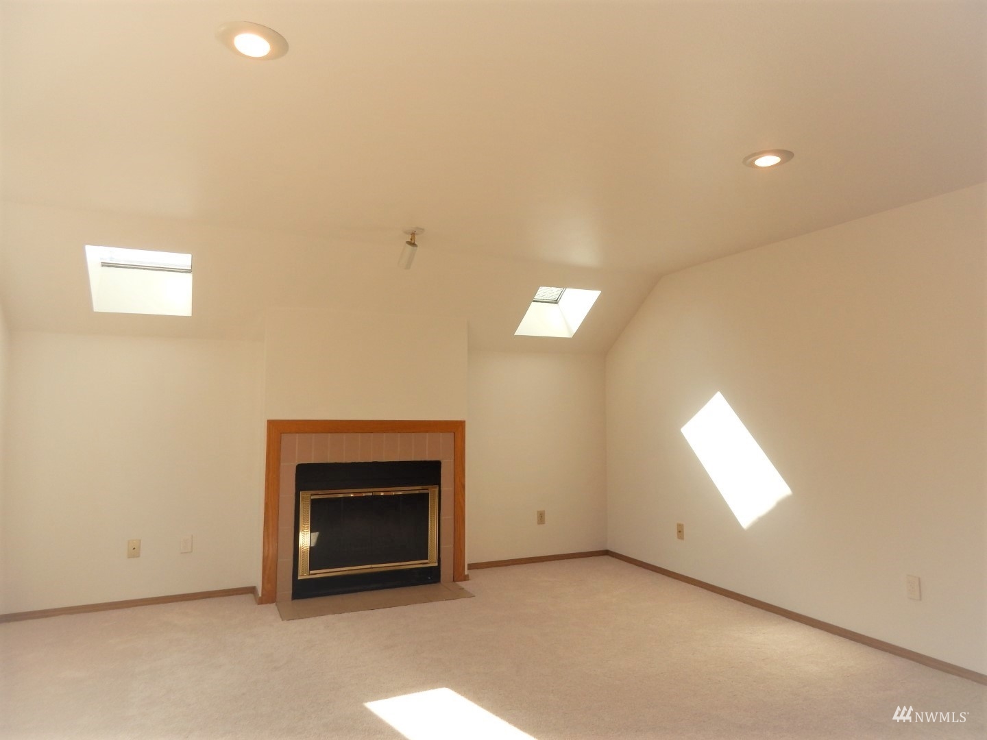 572 Monroe Avenue Northeast Renton, WA 98056 - Photo 9 of 25