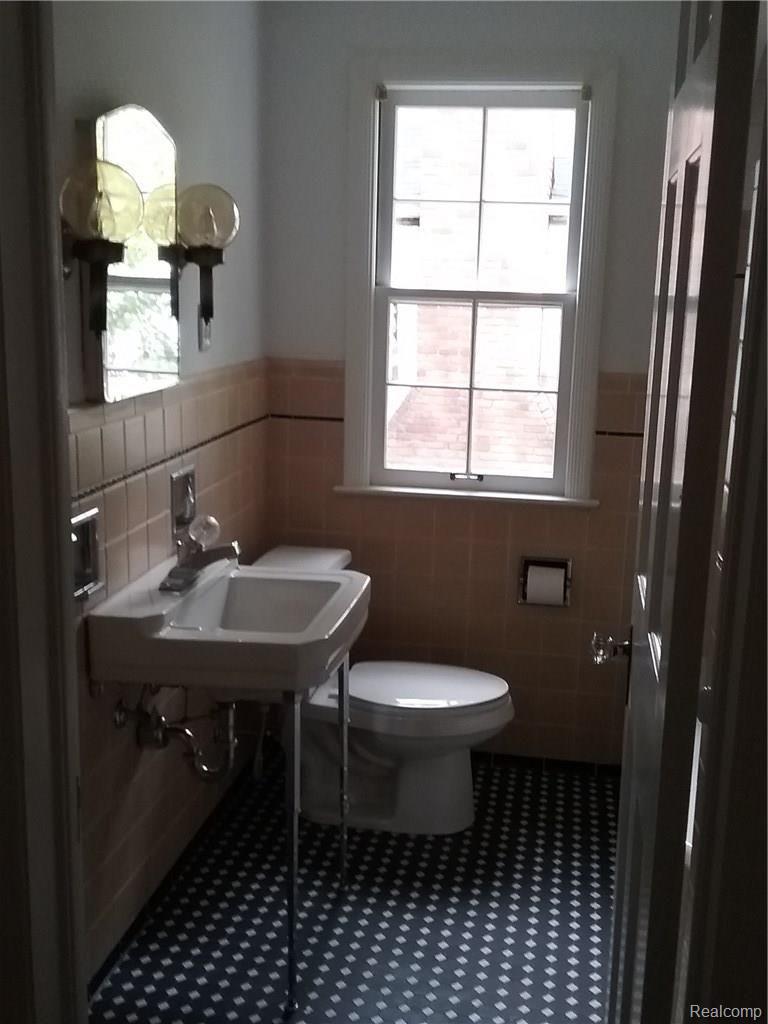 3878 Cumberland Road Berkley, MI 48072 - Photo 26 of 51 bathroom1.jpg