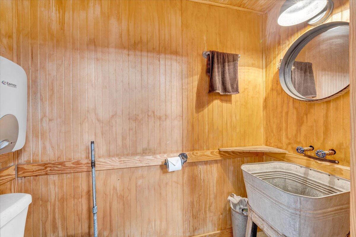 423 Turner Road Salem, VA 24153 - Photo 40 of 67 a bathroom with a sink and a mirror