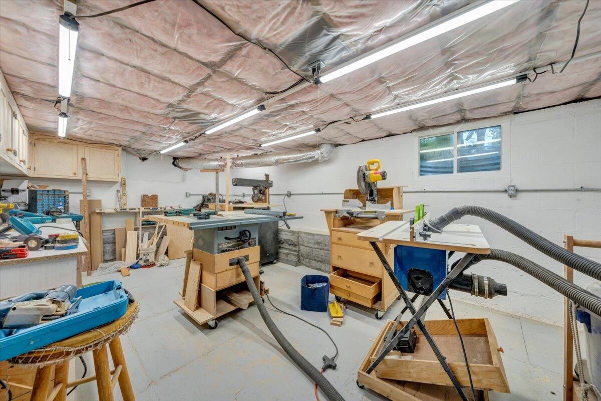 423 Turner Road Salem, VA 24153 - Photo 46 of 67 a work room with furniture