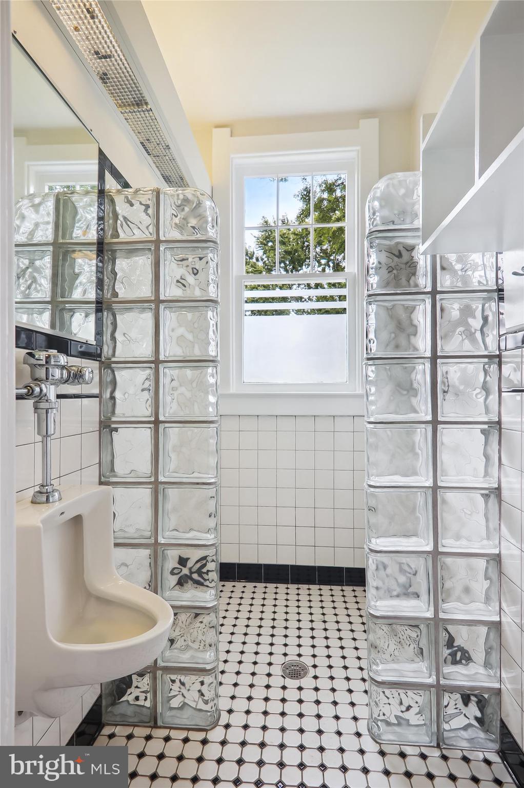 9515 Old Georgetown Road Bethesda, MD 20814 - Photo 17 of 48 Bath