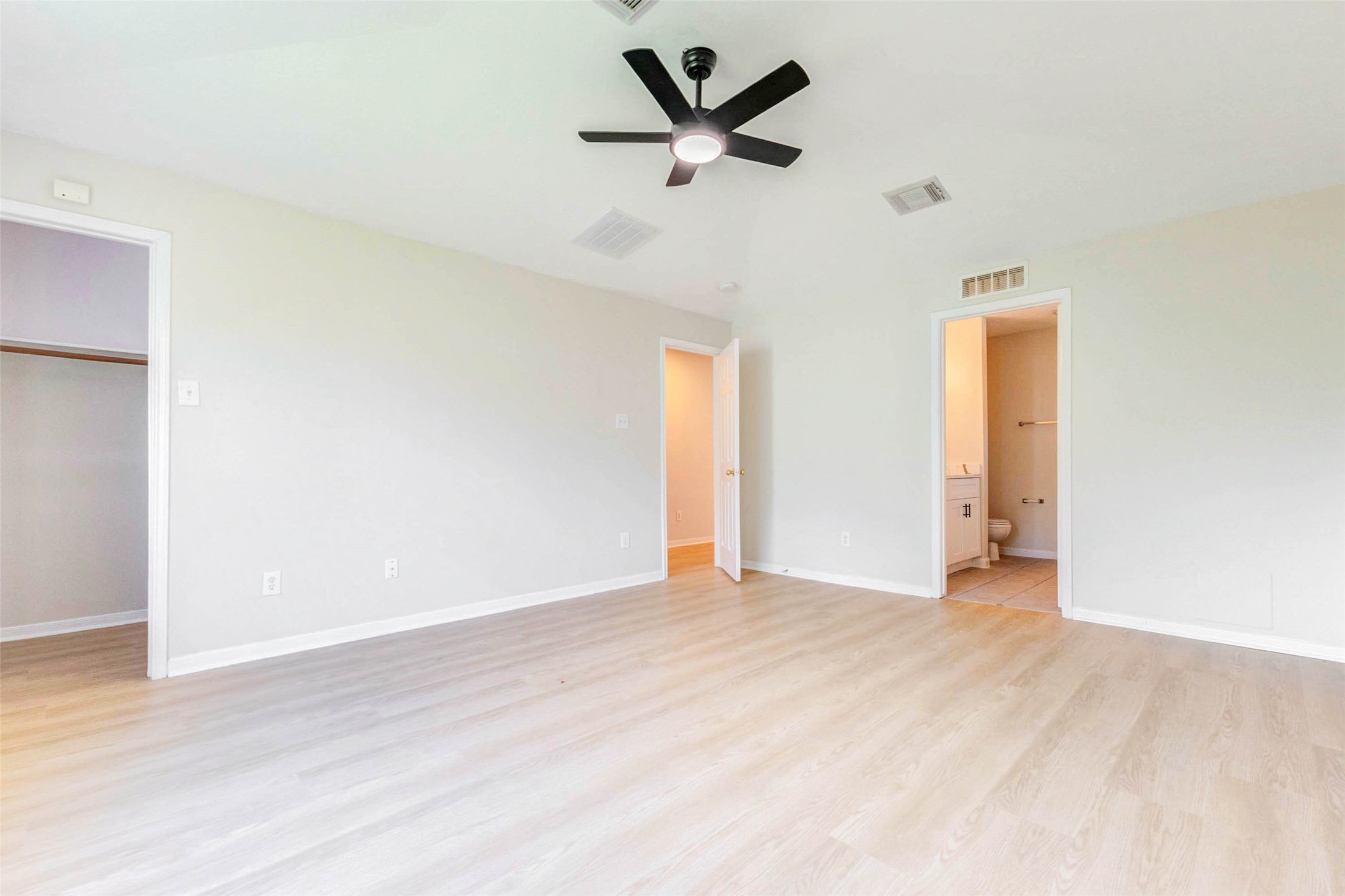 5318 Cilantro Lane Baytown, TX 77521 - Photo 25 of 45 a view of a livingroom with a ceiling fan