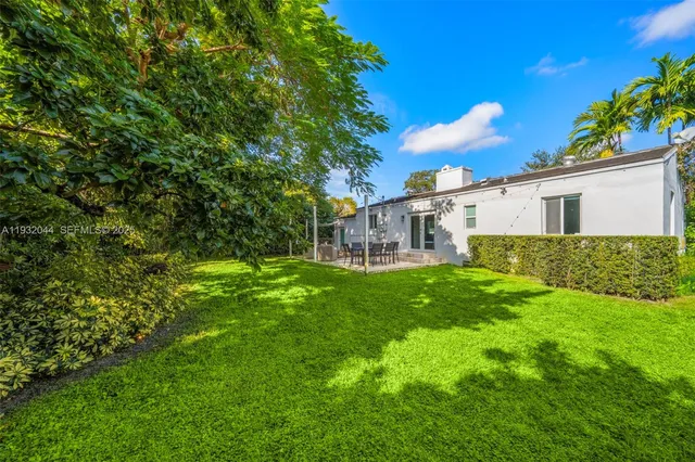 a view of a house with a backyard