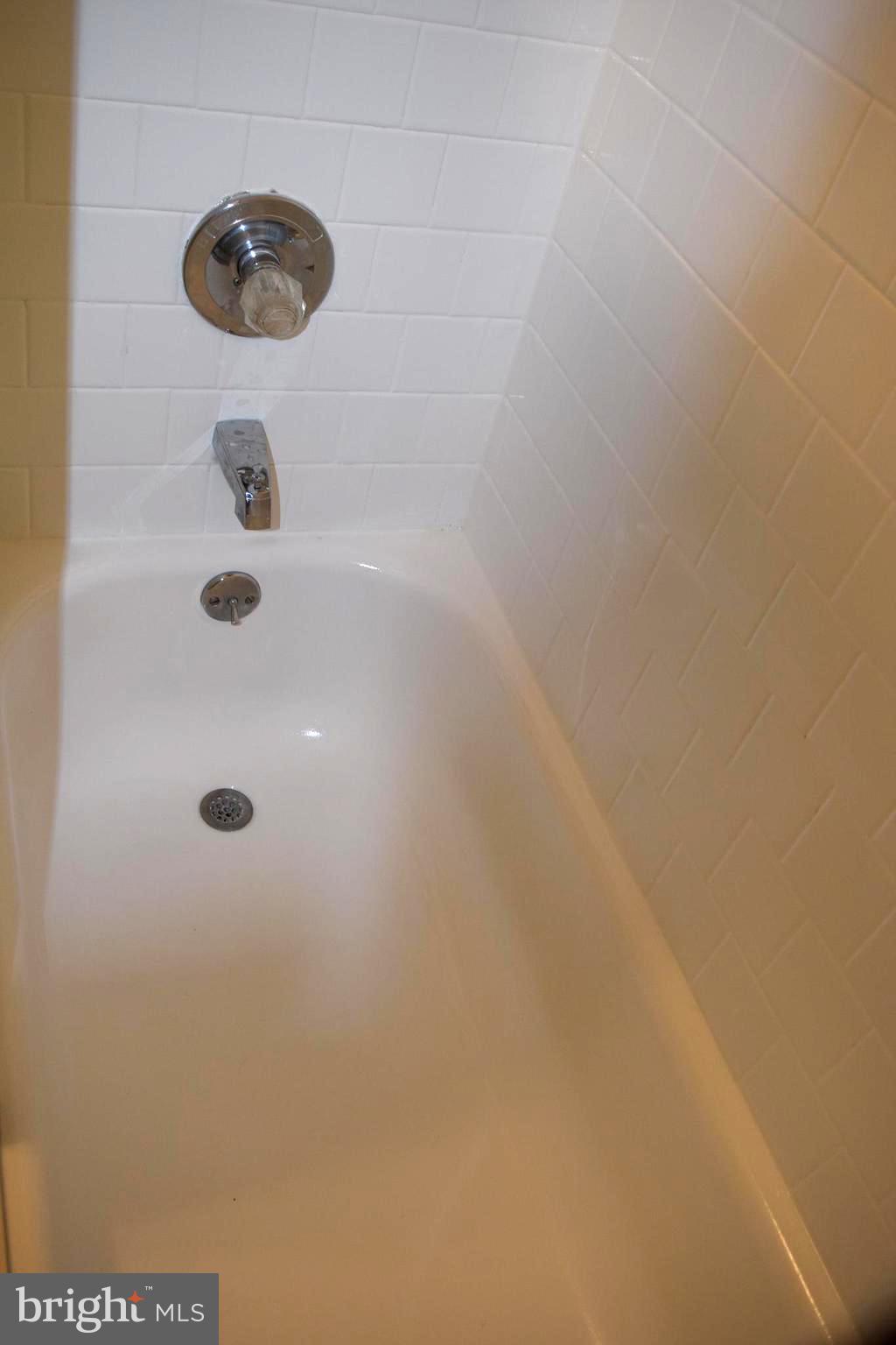 10566 Twin Rivers Road, Unit F1 Columbia, MD 21044 - Photo 25 of 44 Newly Glazed Tub