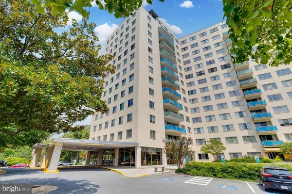 $2,300 | 10201 Grosvenor Place, Unit 816, Rockville, MD 20852