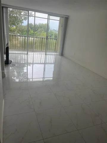 $2,000 | 8870 Fontainebleau Boulevard, Unit 401, Miami, FL 33172