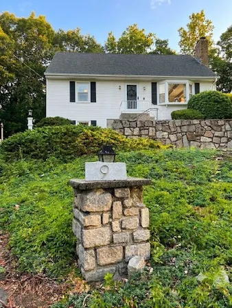 $500,000 | 9 Briar Hill Road, North Providence, RI 02904