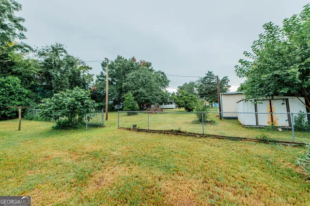 a view of livingroom with furniture and a ceiling fan
