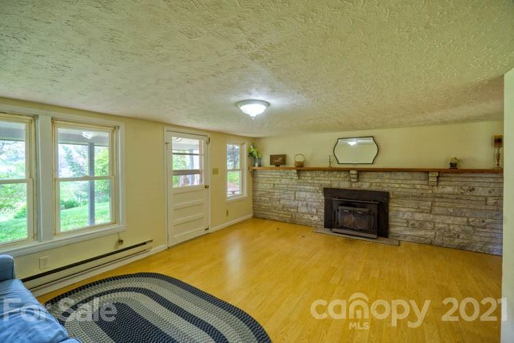 4900 Crabtree Mountain Road Clyde, NC 28721 - Photo 13 of 33 a view of a livingroom with furniture