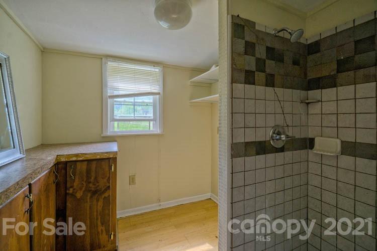 4900 Crabtree Mountain Road Clyde, NC 28721 - Photo 21 of 33 a bathroom with a shower