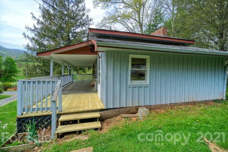 4900 Crabtree Mountain Road Clyde, NC 28721 - Photo 8 of 33 a side view of a house with a yard