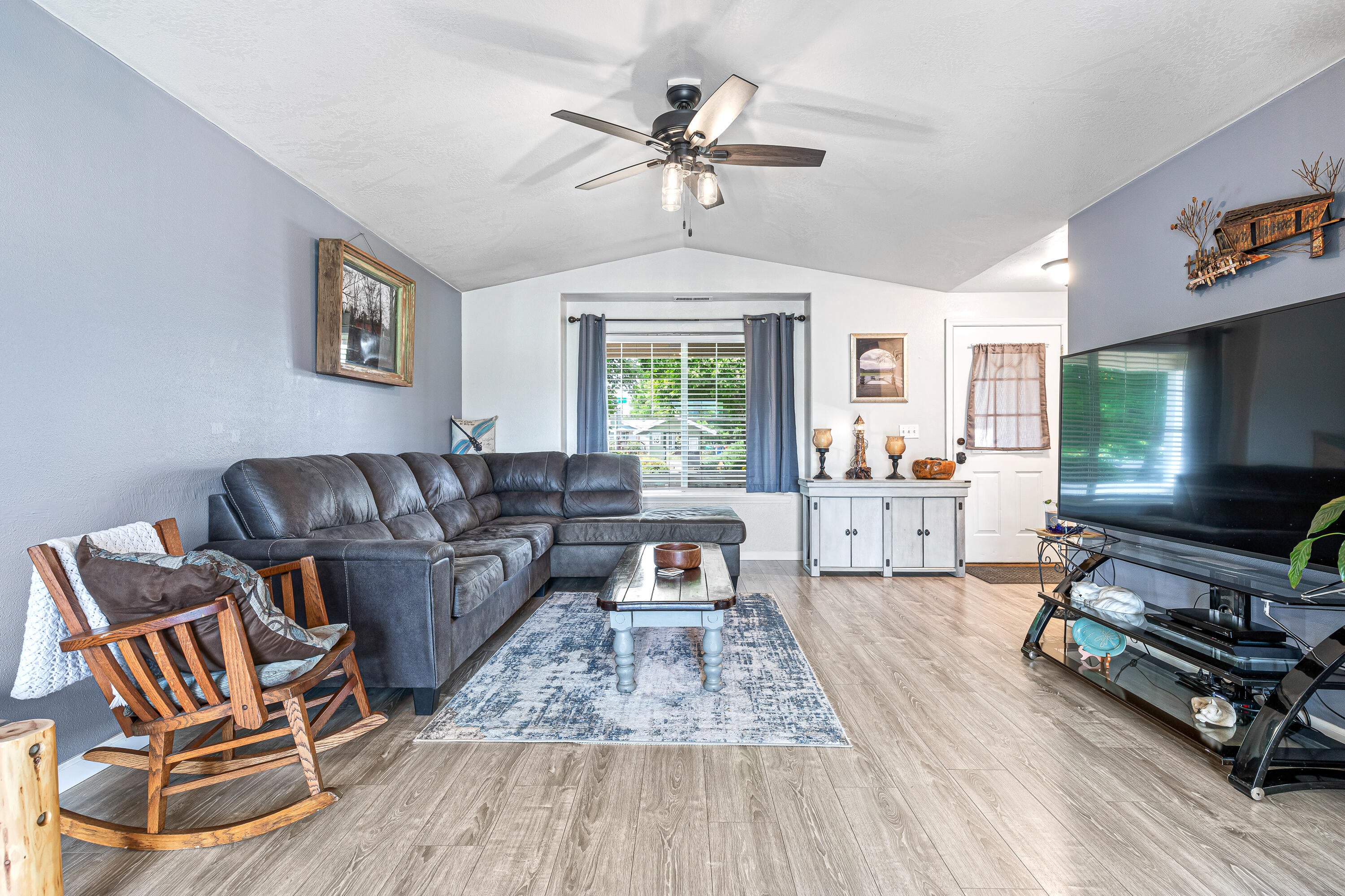 306 Sandi Way Eagle Point, OR 97524 - Photo 8 of 33 9R9A9334