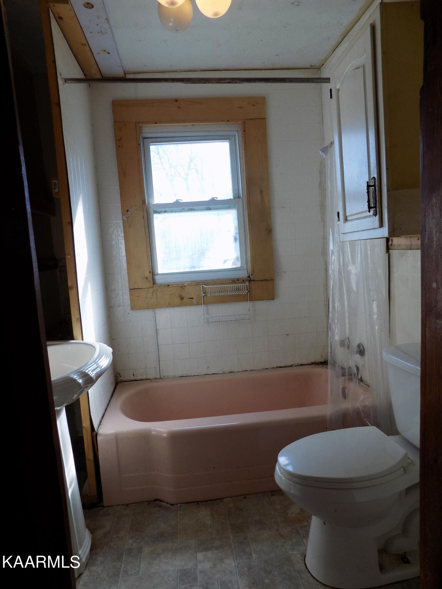 1482 Reed Bull Road New Market, TN 37820 - Photo 24 of 40 Main Bathroom