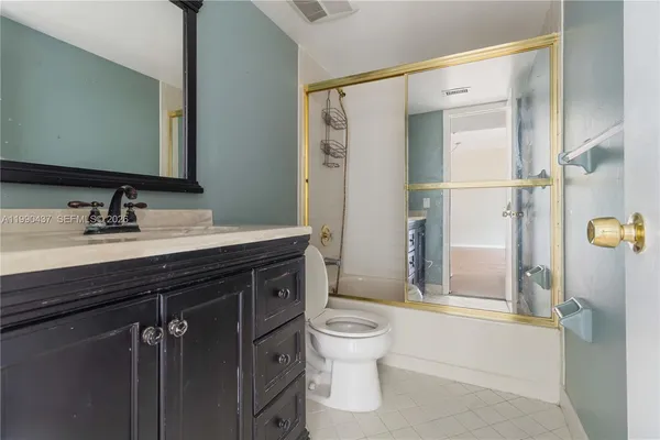 $2,100 | 110 Lake Emerald Drive, Unit 404, Oakland Park, FL 33309
