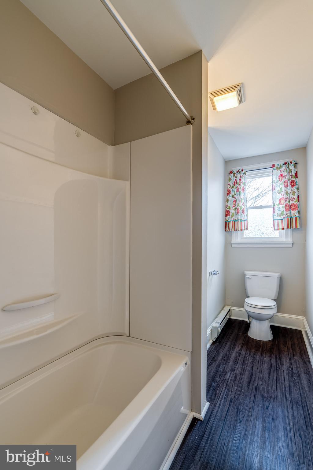 679 Poplar Street Lancaster, PA 17603 - Photo 20 of 32 a bathroom with a bathtub and a toilet