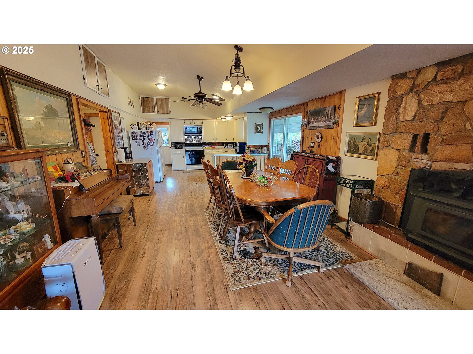 40300 Kahler Basin Road Spray, OR 97874 - Photo 8 of 26 a living room with furniture a dining table and kitchen view