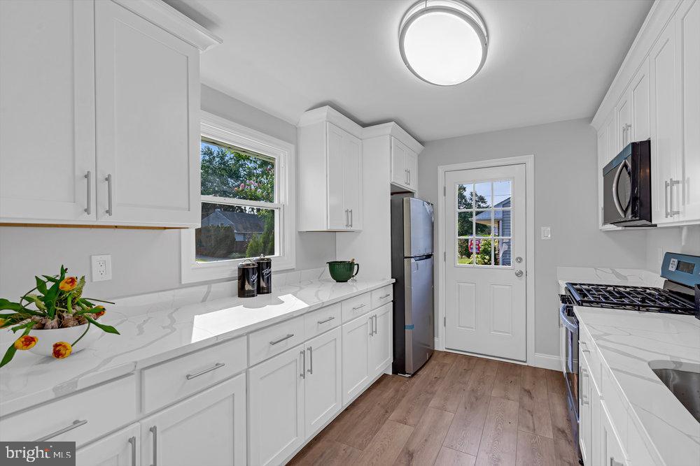 328 Ithaca Avenue Delran, NJ 08075 - Photo 11 of 24 a kitchen with cabinets and window