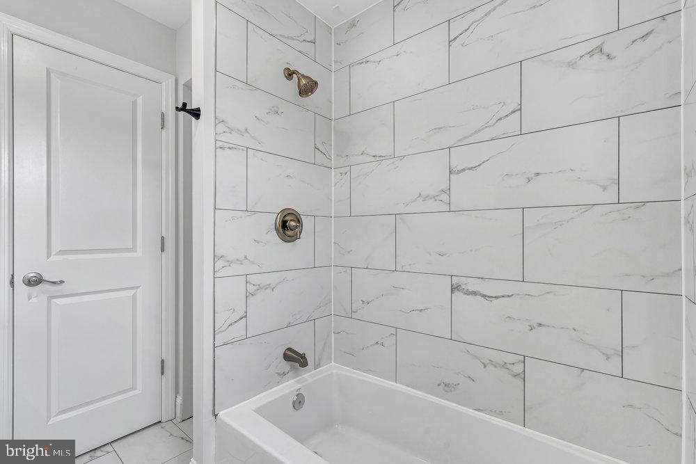 328 Ithaca Avenue Delran, NJ 08075 - Photo 18 of 24 a bathroom with a bathtub