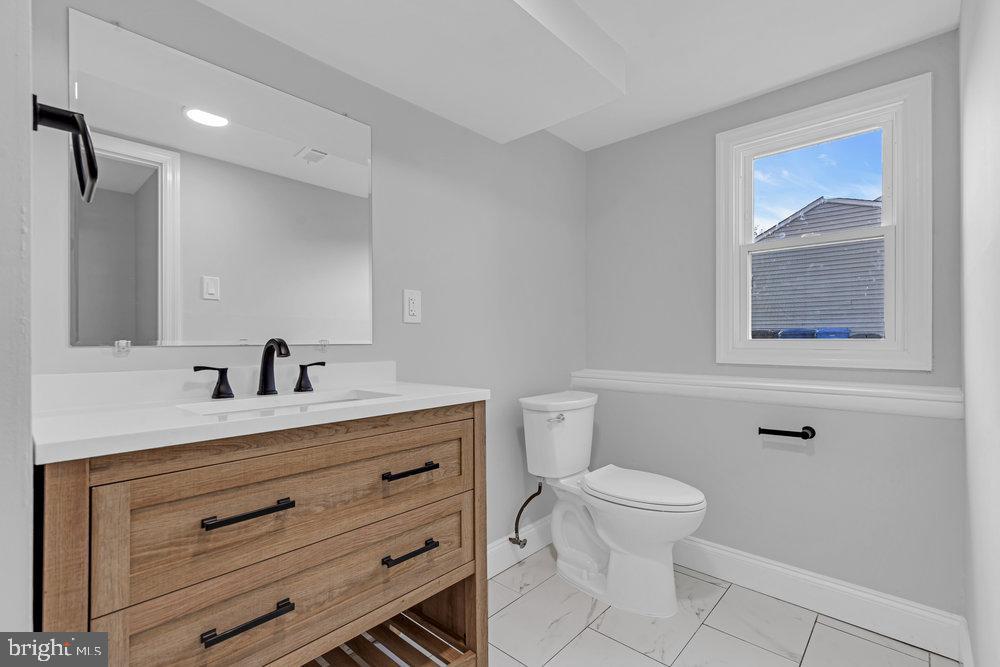 328 Ithaca Avenue Delran, NJ 08075 - Photo 21 of 24 a bathroom with a toilet a sink a mirror and a shower