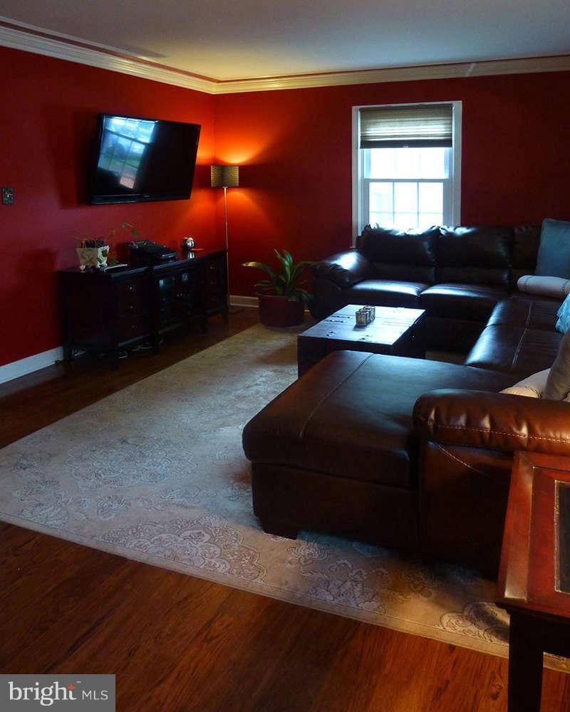 8455 Kitchener Drive Springfield, VA 22153 - Photo 9 of 23 Living Room