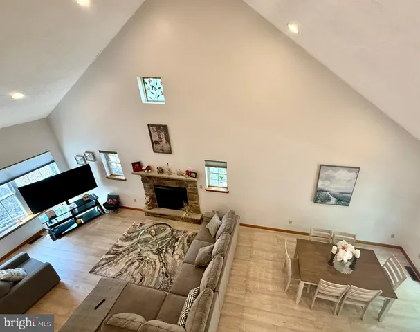 a view of livingroom with furniture