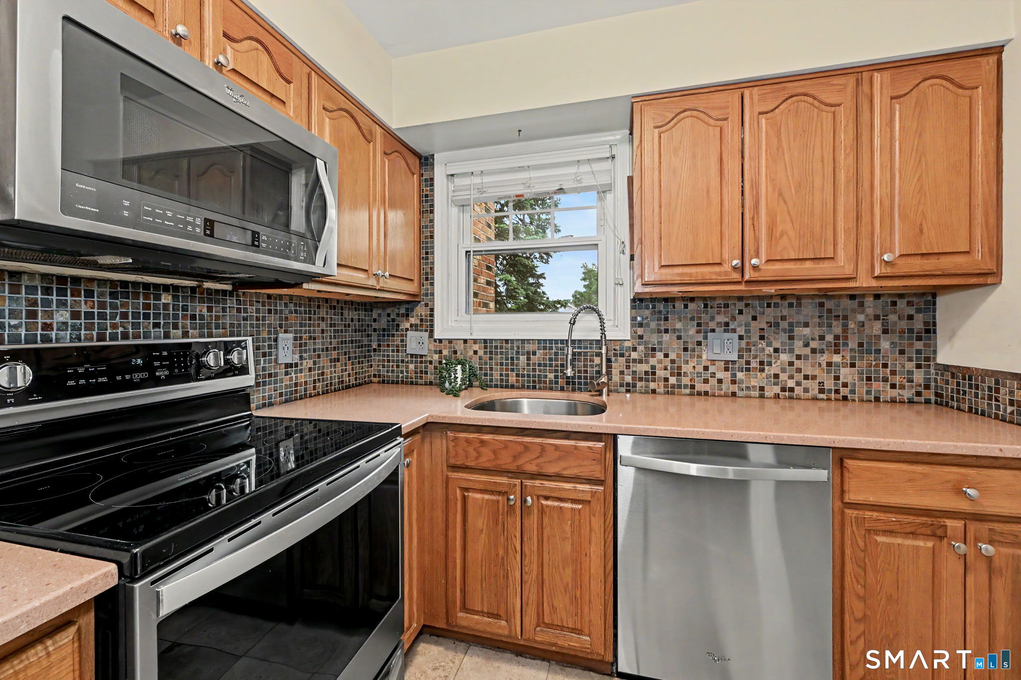 19 Colonial Road, Unit 8 Stamford, CT 06906 - Photo 11 of 21