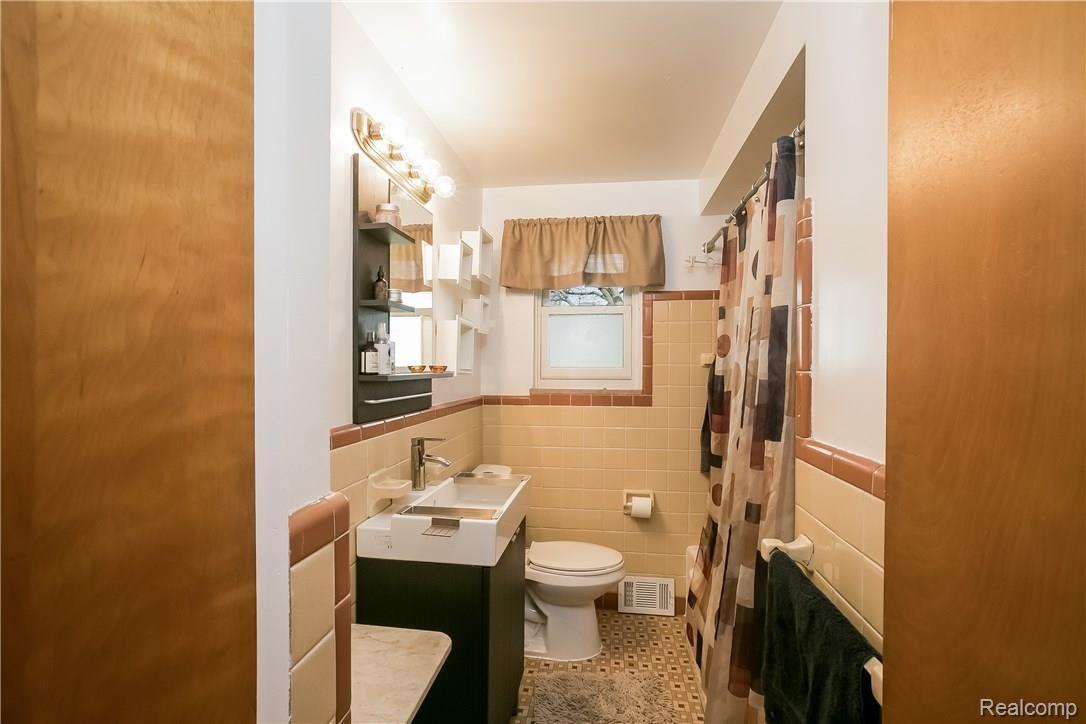 110 South Alice Avenue Rochester, MI 48307 - Photo 12 of 27 015-Master_Bathroom-2593522-large.jpg