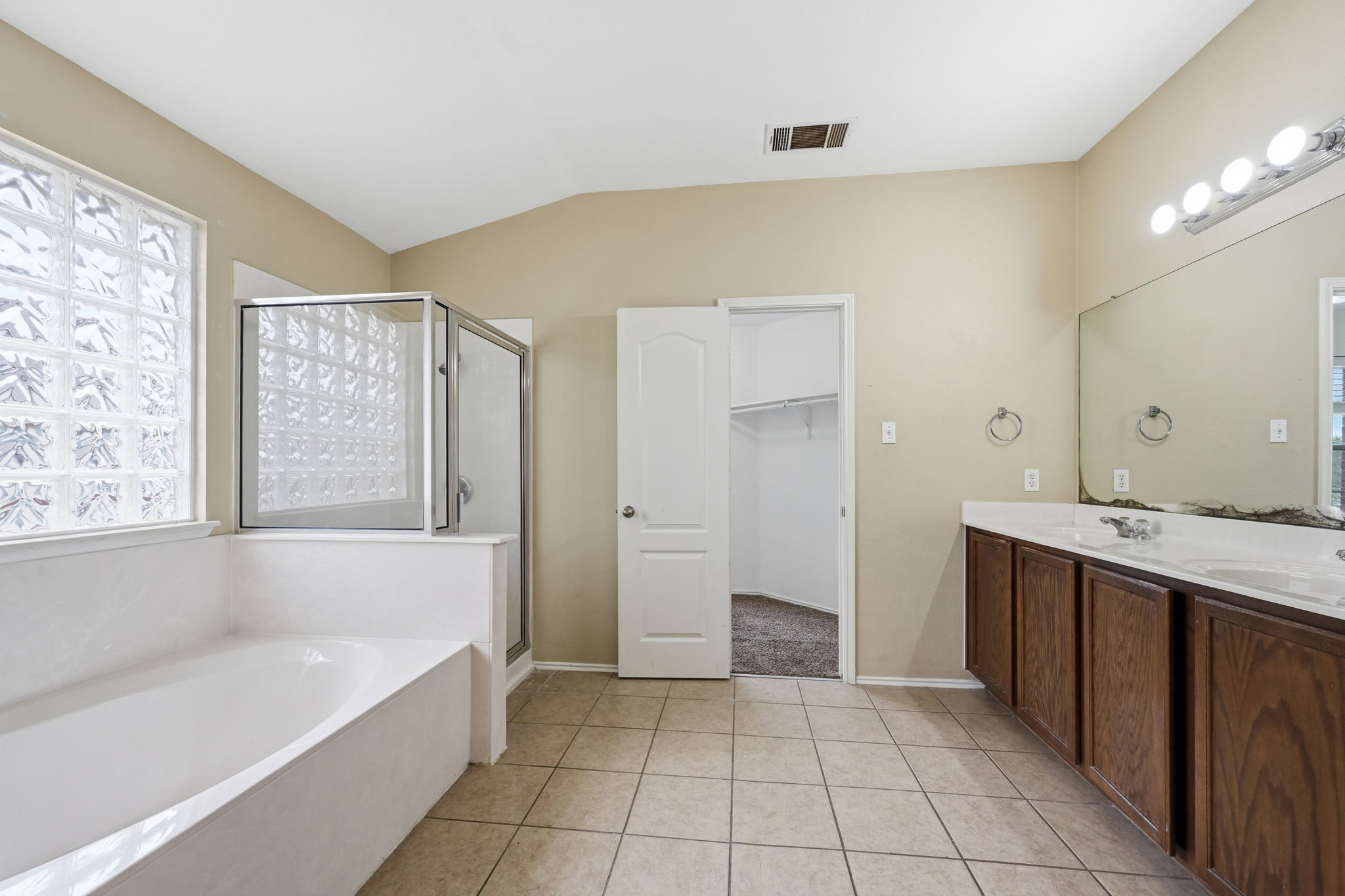 12621 Waynespur Lane Elgin, TX 78621 - Photo 24 of 34 a bathroom with a bathtub sink and mirror