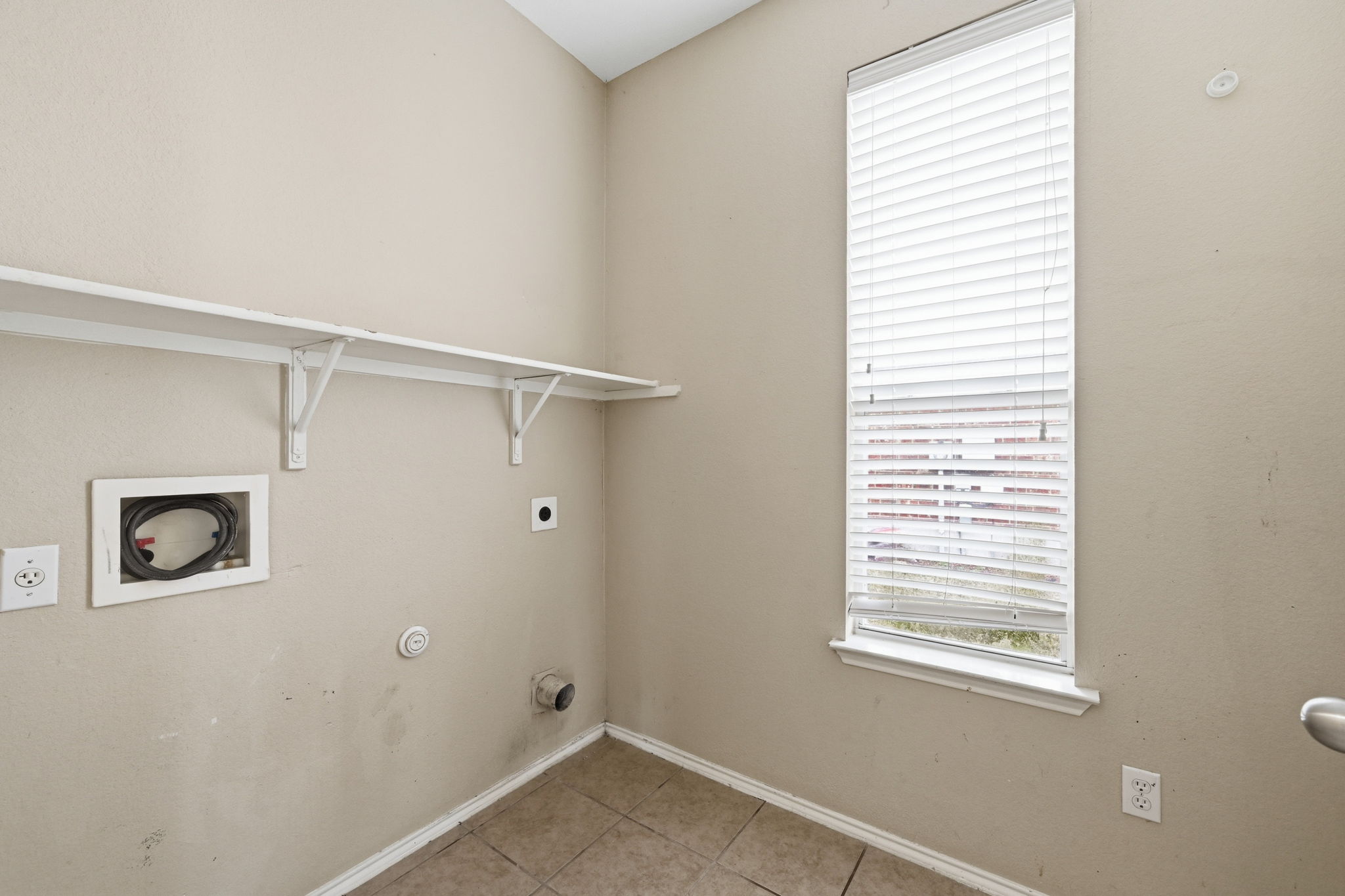 12621 Waynespur Lane Elgin, TX 78621 - Photo 26 of 34 a view of a room that has a window in it