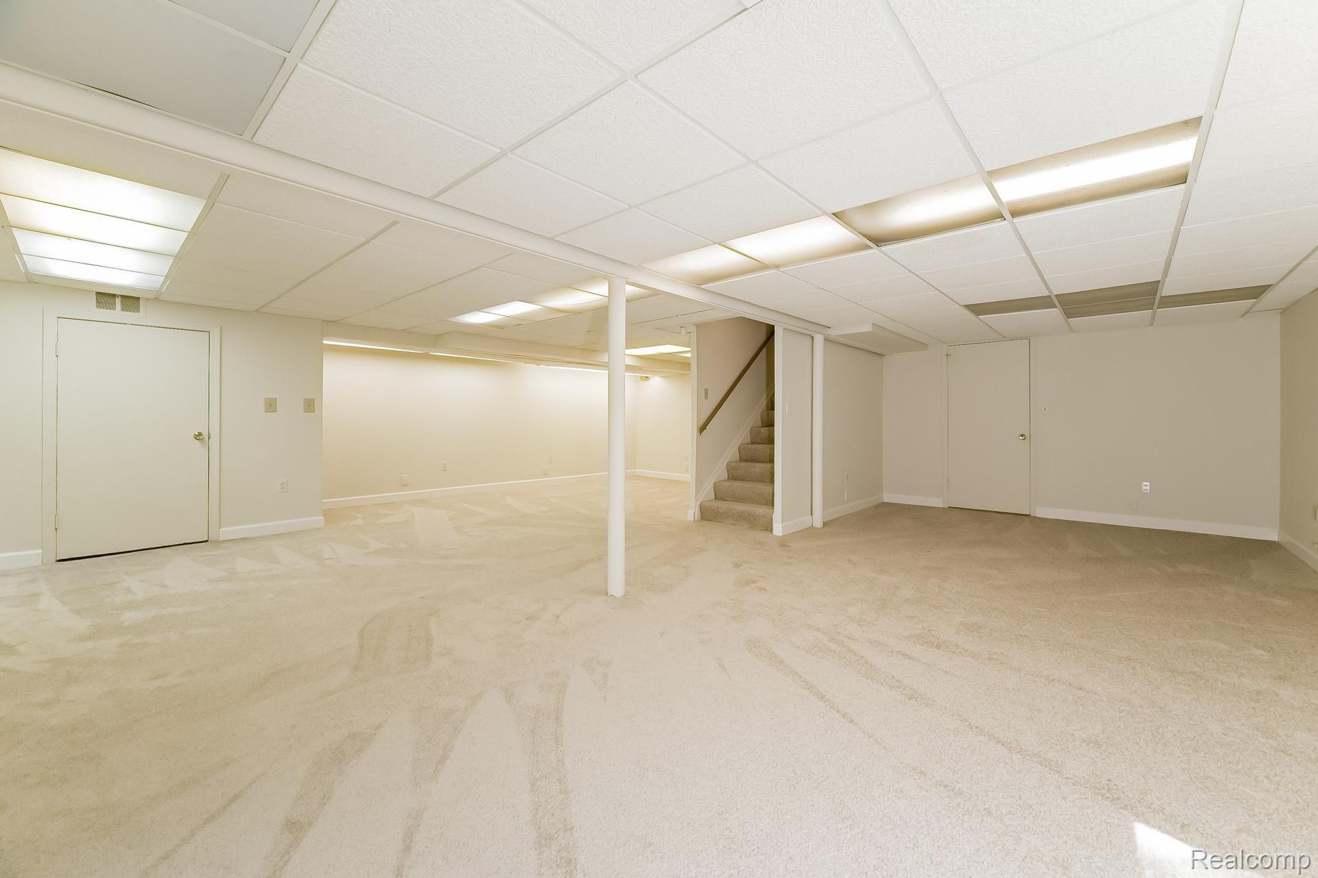 896 Allston Drive Rochester, MI 48309 - Photo 40 of 57 040-photo-family-room-8358020.jpg