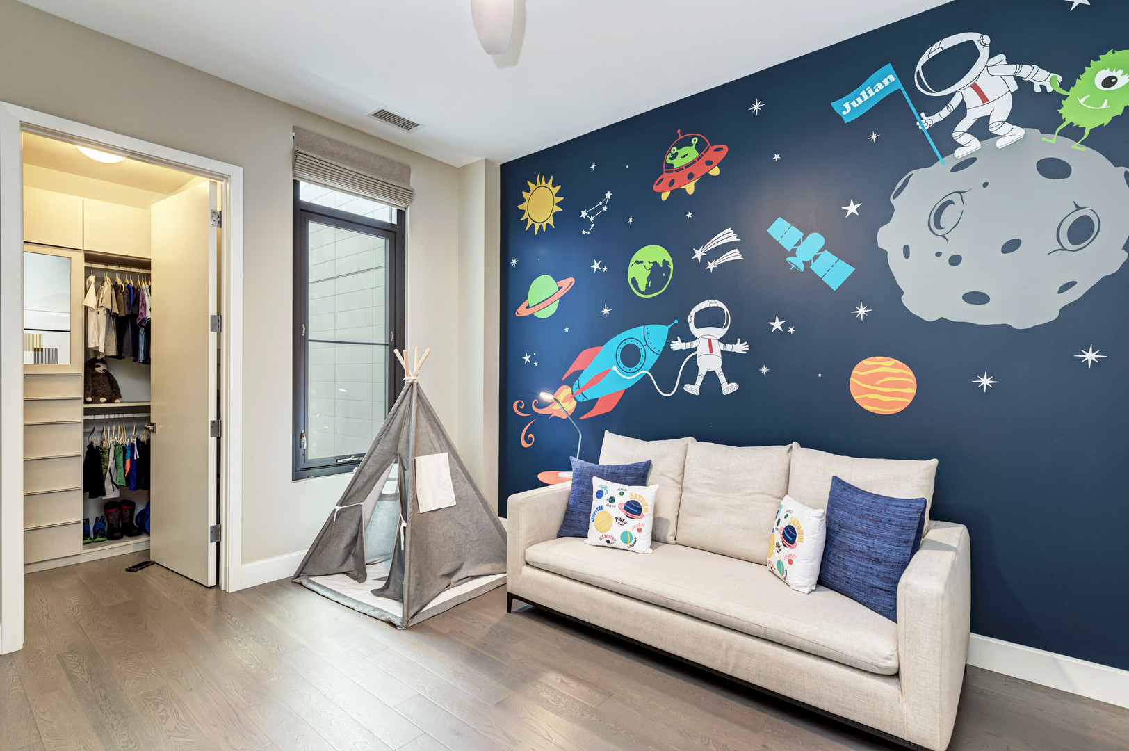 28 North Carpenter Street, Unit 3S Chicago, IL 60607 - Photo 30 of 37 a living room with furniture and stairs