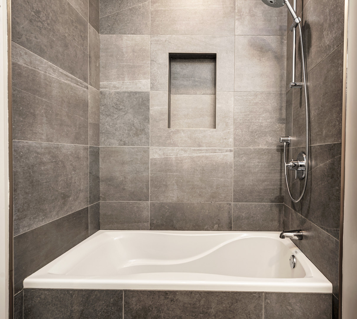 28 North Carpenter Street, Unit 3S Chicago, IL 60607 - Photo 33 of 37 a bathroom with a bathtub