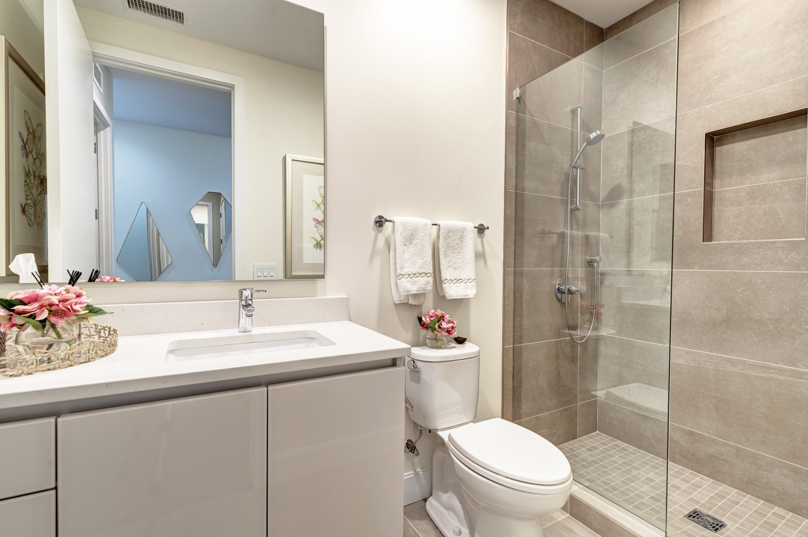 28 North Carpenter Street, Unit 3S Chicago, IL 60607 - Photo 36 of 37 a bathroom with a sink toilet and shower