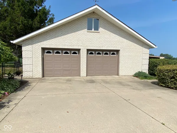 $995,000 | 8329 South 300 West, Pendleton, IN 46064