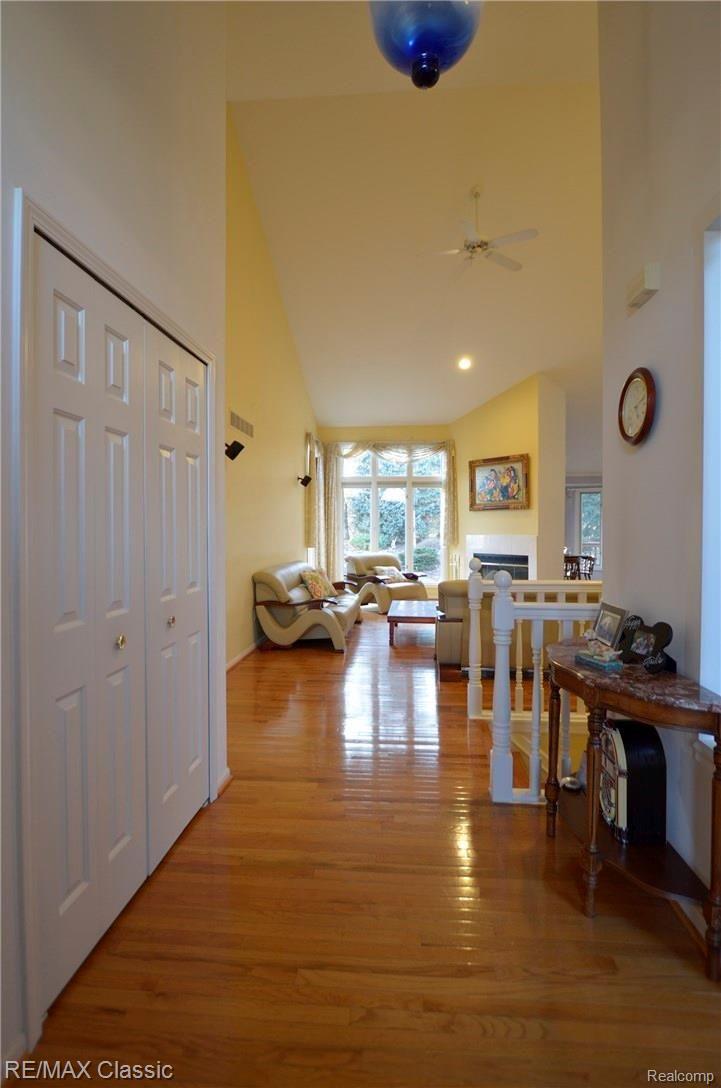 3232 Topview Court, Unit 56 Rochester, MI 48309 - Photo 3 of 27 Great room from the foyer