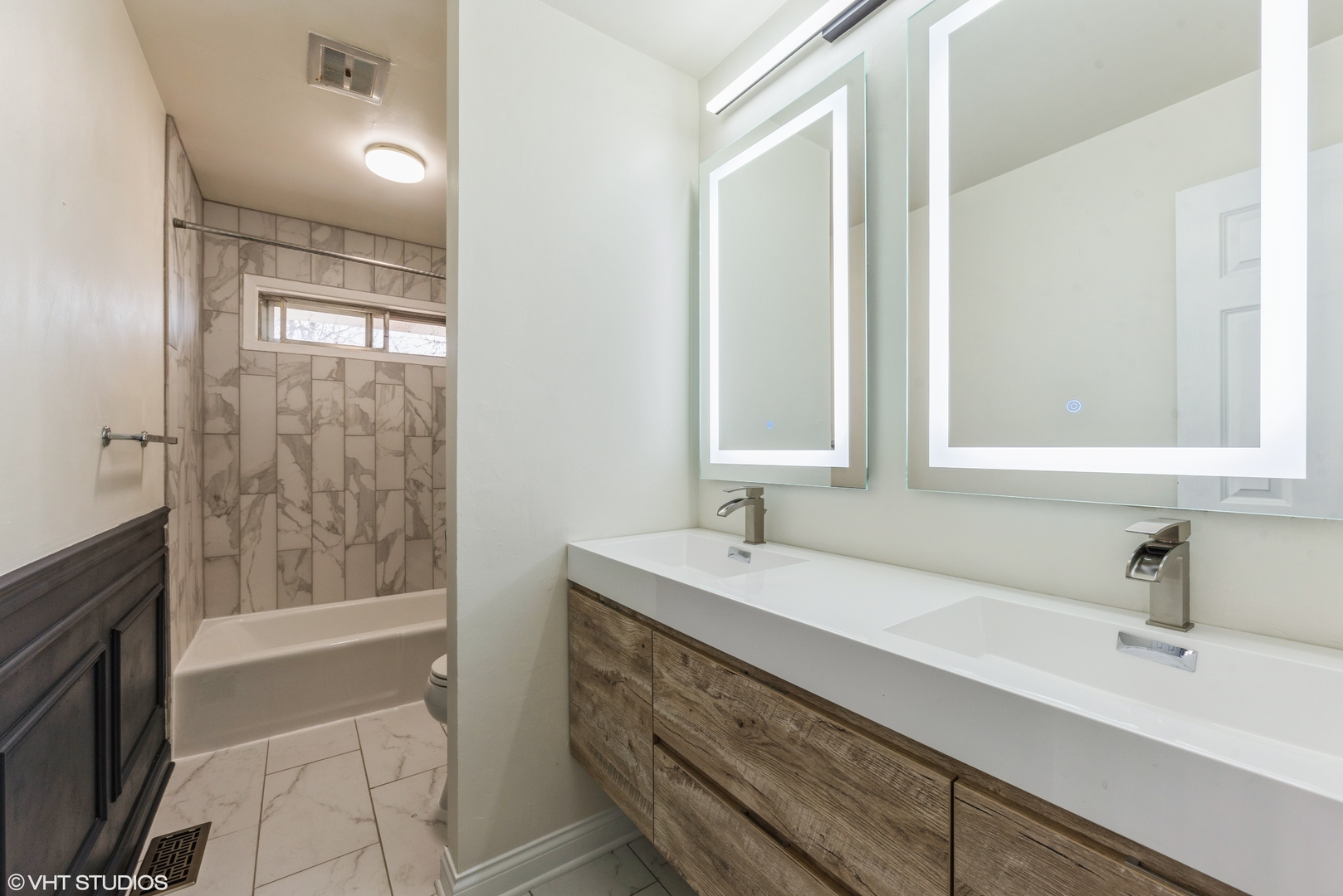 501 Ridge Circle Streamwood, IL 60107 - Photo 10 of 15 a bathroom with a sink a mirror and a bathtub