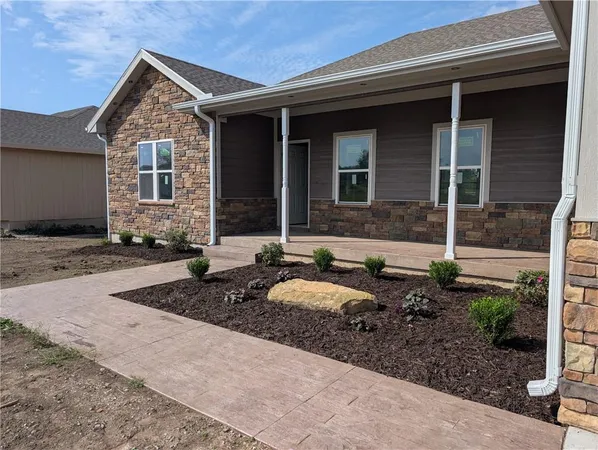 $399,500 | 1107 Charles Street, Knob Noster, MO 65336