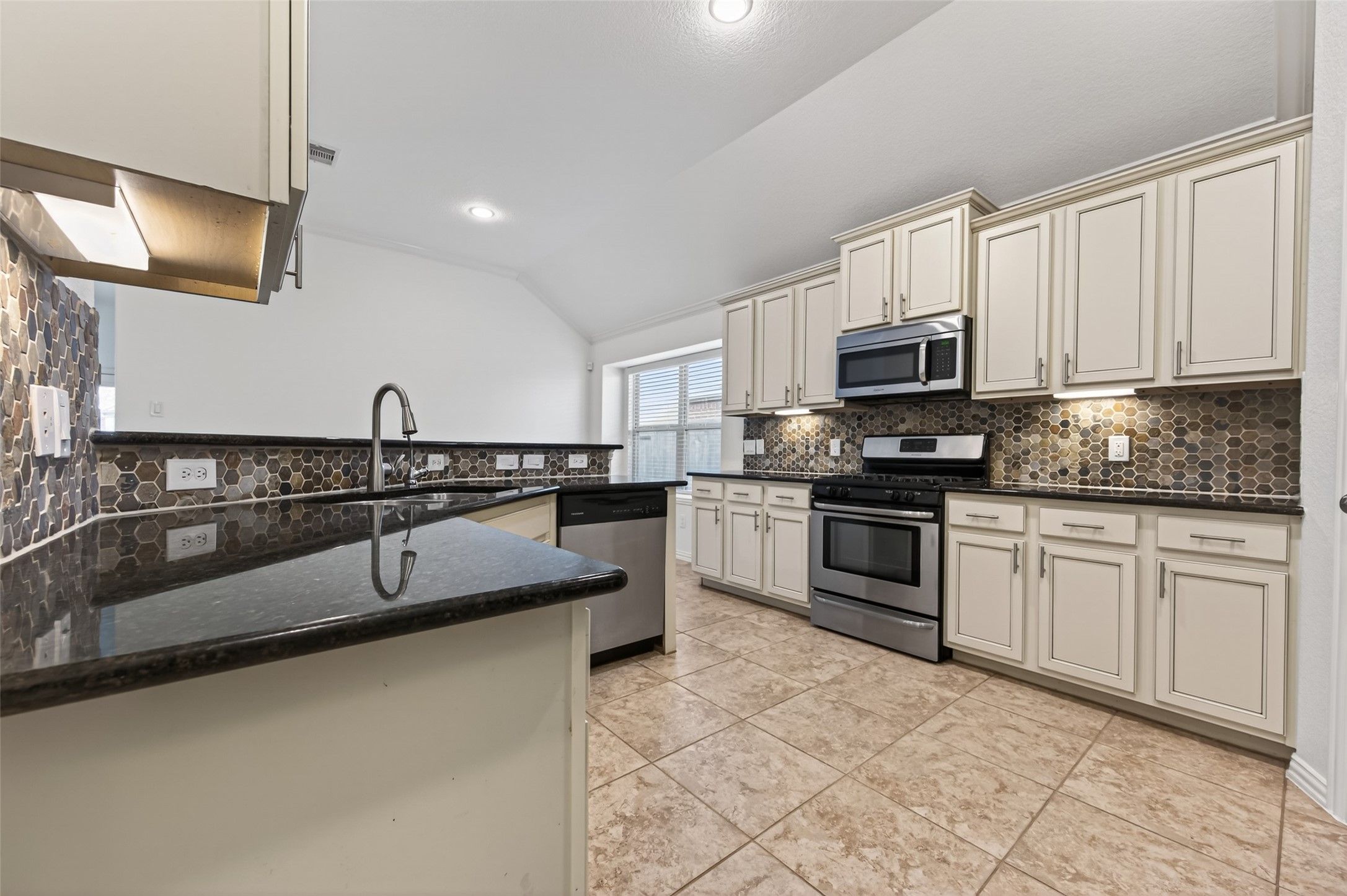 7022 Genesis Cove Court Spring, TX 77379 - Photo 4 of 33